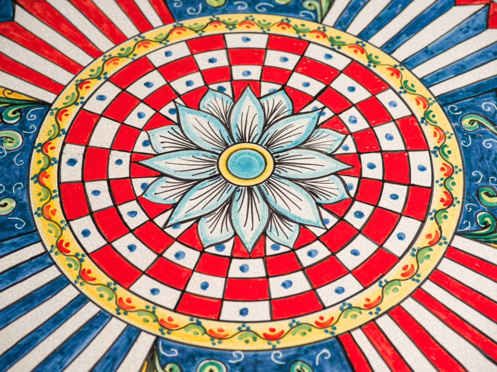 Table basse ronde en pierre de lave avec décor sicilien traditionnel